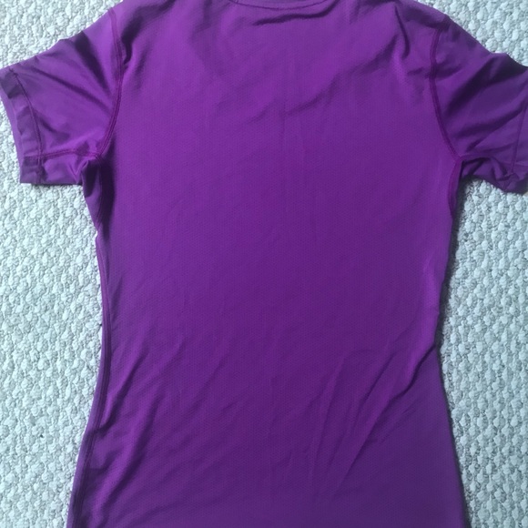 Women’s Large (form fitting) Nike workout shirt - Picture 2 of 3